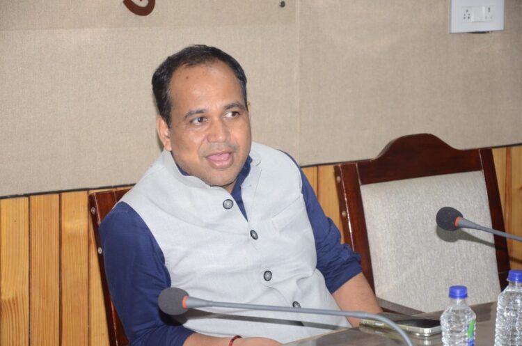जल्द से जल्द डाटा एंट्री पूरी करें, टीकाकरण और JSY भुगतान में तेजी लाएं : कलेक्टर डॉ.गौरव सिंह