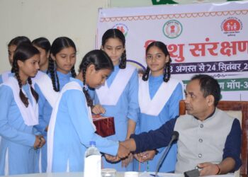 छात्राओं ने तैयार की 250 राखियां: कलेक्टर को बांधी राखी, सुनाया देशभक्ति गीत