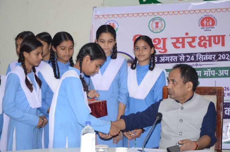 छात्राओं ने तैयार की 250 राखियां: कलेक्टर को बांधी राखी, सुनाया देशभक्ति गीत