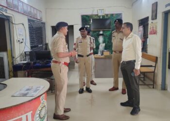 SP त्रिलोक बंसल ने ग्रामीण क्षेत्रों में भ्रमण के दौरान थाना खम्हरिया का किया औचक निरीक्षण