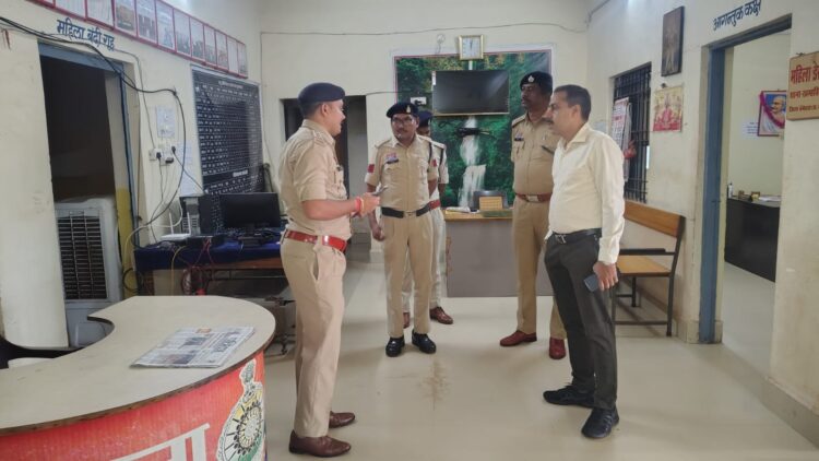 SP त्रिलोक बंसल ने ग्रामीण क्षेत्रों में भ्रमण के दौरान थाना खम्हरिया का किया औचक निरीक्षण