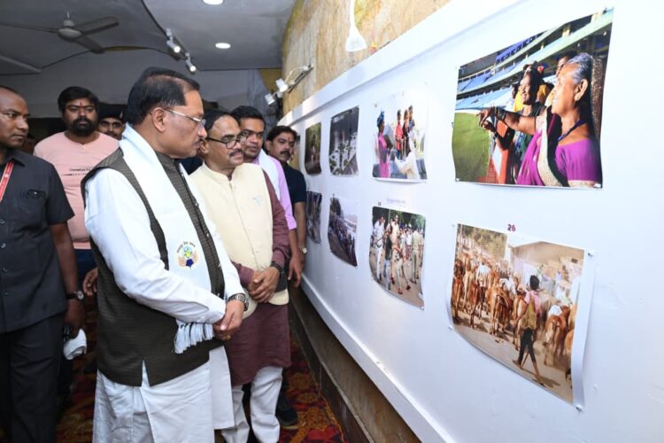 तस्वीरों ने ताजा कीं मुख्यमंत्री विष्णुदेव साय की पुरानी यादें, ‘दृश्य संवाद 2026’ के समापन समारोह में शामिल हुए मुख्यमंत्री