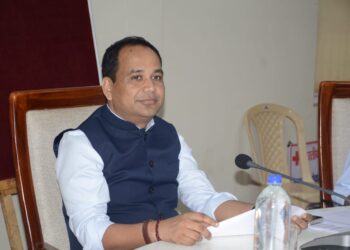 पौधों के कांक्रीट या जालीदार घेराव को हटाएं, जिससे पौधों को नया जीवन मिल सके : कलेक्टर डॉ. गौरव सिंह