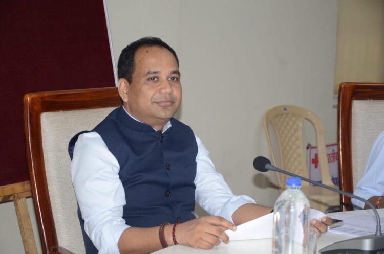 पौधों के कांक्रीट या जालीदार घेराव को हटाएं, जिससे पौधों को नया जीवन मिल सके : कलेक्टर डॉ. गौरव सिंह