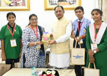 राष्ट्रपति से भेंट कर लौटे प्रतिभावान विद्यार्थियों ने मुख्यमंत्री विष्णु देव साय से की सौजन्य मुलाकात