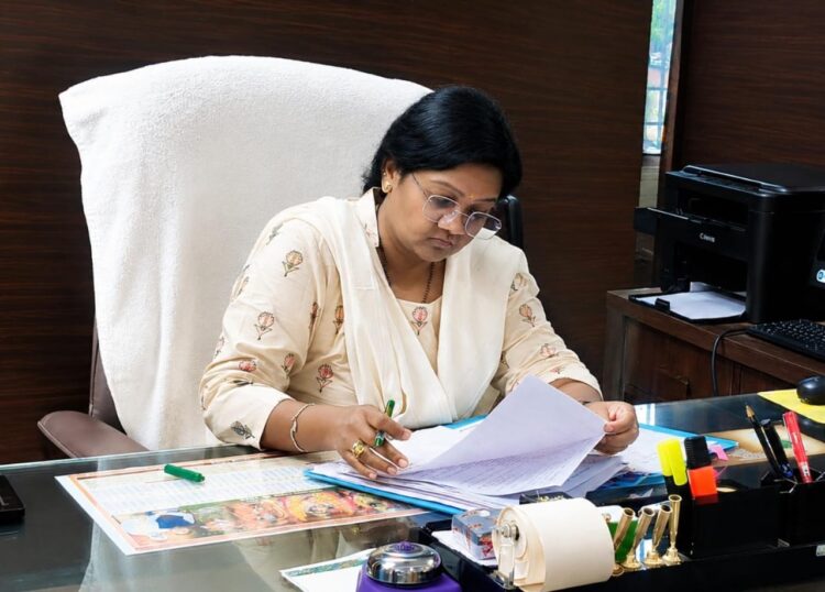 दुर्ग निगम की नवपदस्थ आयुक्त IAS लीना कोसम ने पदभार ग्रहण किया
