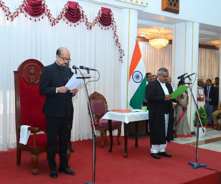 राज्यपाल ने न्यायाधिपति कृष्ण राम महापात्र को छत्तीसगढ़ उच्च न्यायालय के मुख्य न्यायाधीश पद की दिलाई शपथ
