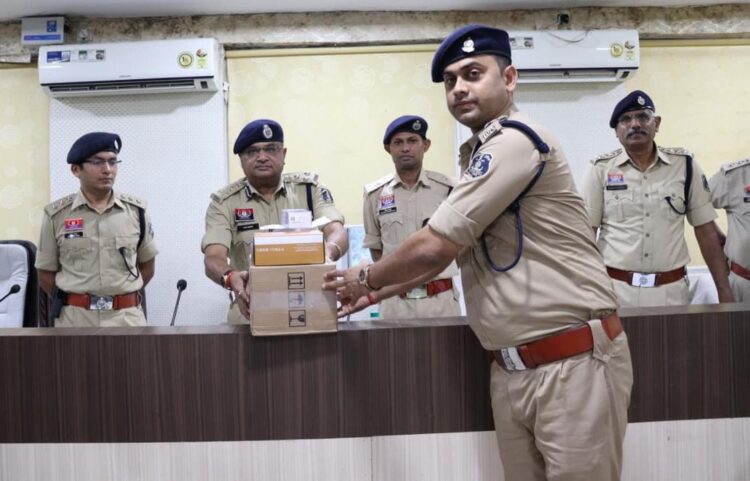 SSP राजेश अग्रवाल ने ली अपराध समीक्षा बैठक, ऑनलाइन इंट्री डिवाइस का किया वितरण