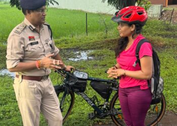 IG अजय यादव ने साइकिलिस्ट और पर्वतारोही से की भेंट, जागरूकता संदेश देने के लिए की सराहना