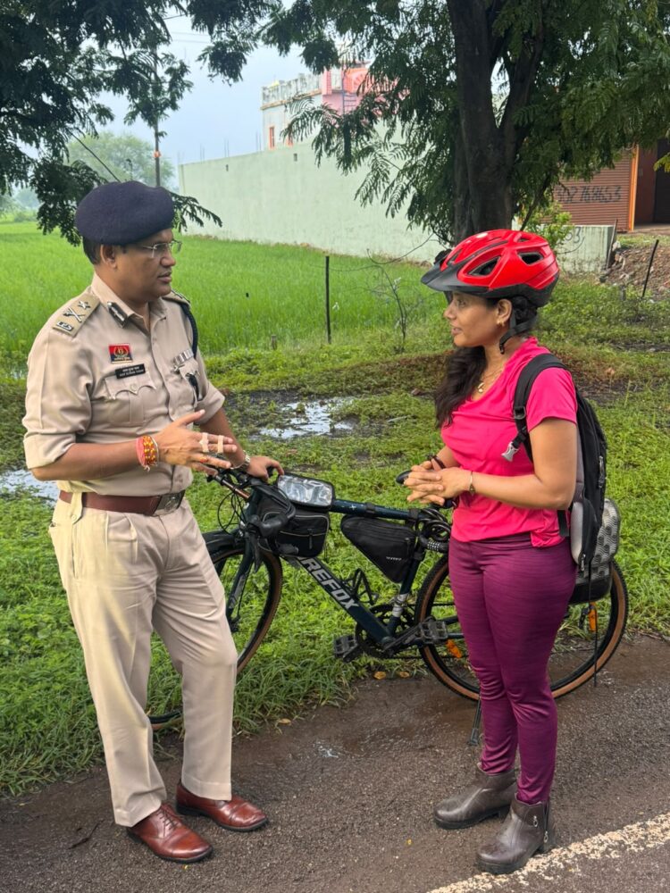 IG अजय यादव ने साइकिलिस्ट और पर्वतारोही से की भेंट, जागरूकता संदेश देने के लिए की सराहना