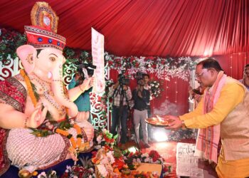 मुख्यमंत्री विष्णु देव साय ने परिवारजनों के साथ विधि-विधान से की गणपति की स्थापना और पूजा-अर्चना