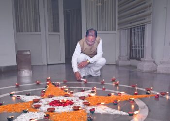 प्रधानमंत्री नरेंद्र मोदी के जन्मदिवस पर मुख्यमंत्री विष्णु देव साय ने अपने निवास पर जलाया ‘आशीर्वाद का दीया’