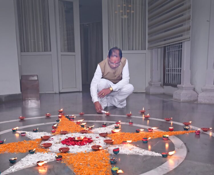 प्रधानमंत्री नरेंद्र मोदी के जन्मदिवस पर मुख्यमंत्री विष्णु देव साय ने अपने निवास पर जलाया ‘आशीर्वाद का दीया’
