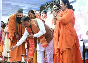 सवा लाख ‘आशीर्वाद के दीपों’ से जगमगाया खारुन तट, प्रधानमंत्री मोदी के स्वस्थ और दीर्घायु जीवन के लिए हुई महाआरती