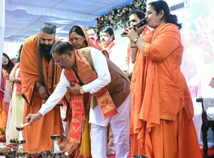 सवा लाख ‘आशीर्वाद के दीपों’ से जगमगाया खारुन तट, प्रधानमंत्री मोदी के स्वस्थ और दीर्घायु जीवन के लिए हुई महाआरती