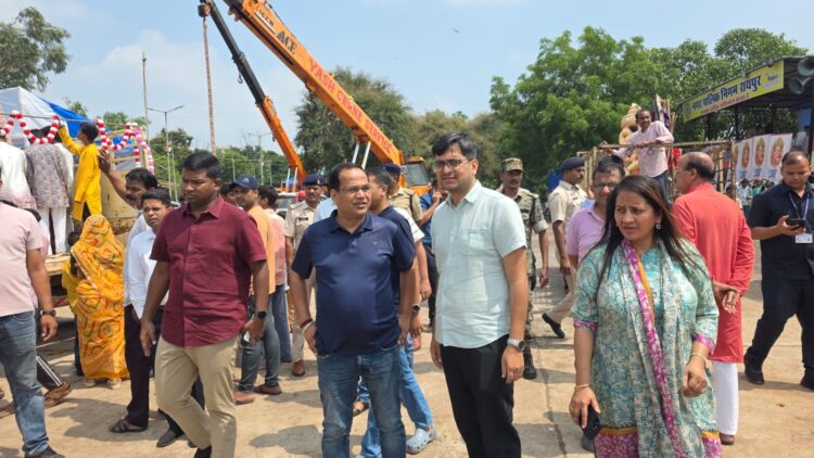 बाढ़ प्रभावित क्षेत्रों और राहत शिविरों का कलेक्टर डॉ. गौरव सिंह ने किया निरीक्षण