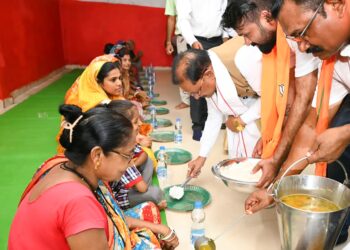 राहत शिविर में प्रभावितों को स्वयं भोजन परोसकर मुख्यमंत्री ने बढ़ाया हौसला, मुआवजा देने के दिए निर्देश