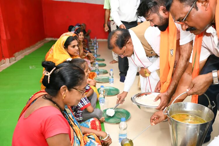 राहत शिविर में प्रभावितों को स्वयं भोजन परोसकर मुख्यमंत्री ने बढ़ाया हौसला, मुआवजा देने के दिए निर्देश