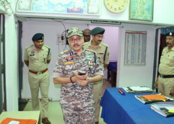 ADG विवेकानंद सिन्हा ने गोद लिए थाना चारामा की कार्यप्रणाली की समीक्षा की, अपराध नियंत्रण एवं लंबित प्रकरणों के त्वरित निराकरण पर दिया जोर