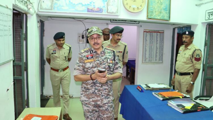 ADG विवेकानंद सिन्हा ने गोद लिए थाना चारामा की कार्यप्रणाली की समीक्षा की, अपराध नियंत्रण एवं लंबित प्रकरणों के त्वरित निराकरण पर दिया जोर