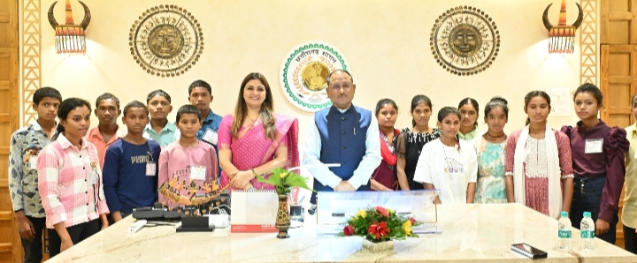 बाहपानी हादसे में मृत तेंदूपत्ता संग्राहकों के बच्चों ने देखी विधानसभा, मुख्यमंत्री विष्णु देव साय से की मुलाकात