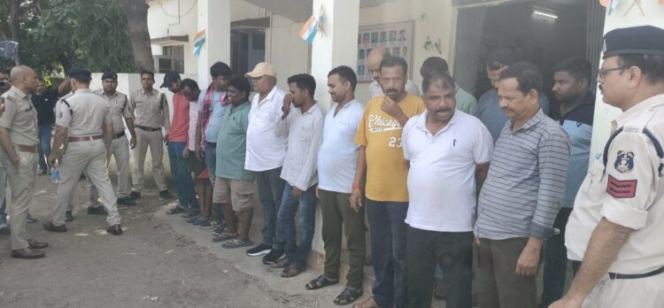 चरोदा में जुआ खेलते 16 जुआड़ी चढ़े पुलिस के हत्थे, 2.29 लाख रुपए नगद बरामद