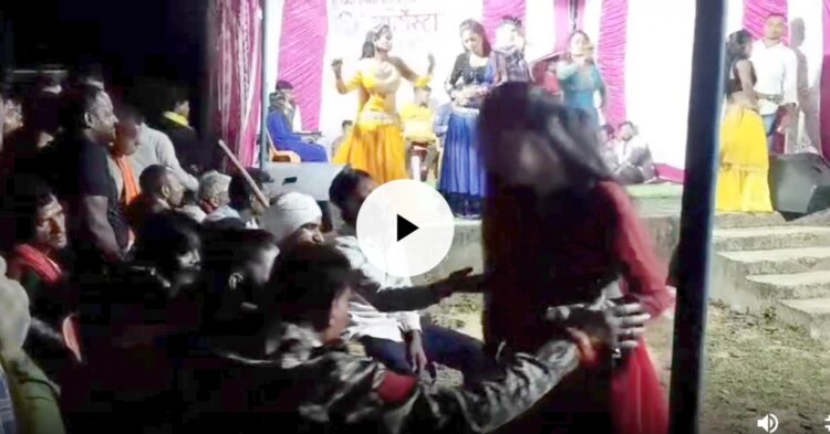 आर्केस्ट्रा में महिला डांसर का हाथ पकड़ना प्रधान आरक्षक को पड़ा भारी, SP ने किया सस्पेंड, नगर सैनिक पर भी गिरी गाज