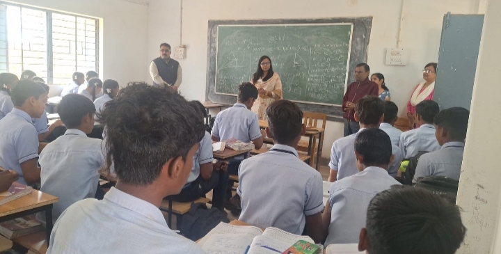 कलेक्टर ऋचा प्रकाश चौधरी बनी शिक्षिका, छात्रों को गणित के कुछ महत्वपूर्ण फार्मूलों को सरल तरीके से समझाया