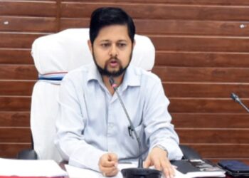 कलेक्टर जनदर्शन में शिकायतों व मांगो के त्वरित निराकरण हेतु कलेक्टर अभिजीत सिंह ने अधिकारियों को सौंपी जिम्मेदारी