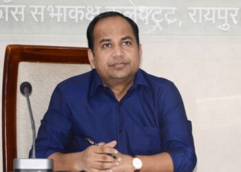 अधिकारी एवं कर्मचारी मैदानी स्तर पर पूरी सक्रियता और मुस्तैदी के साथ कार्य करें- कलेक्टर डॉ. गौरव सिंह