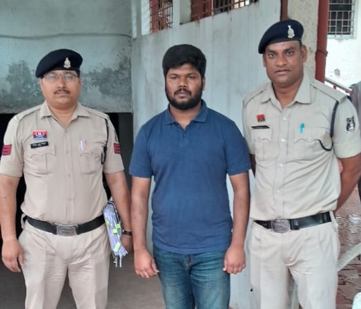 हास्पिटल प्रोजेक्ट में डायरेक्टर का पद देने के नाम पर 60 लाख रुपए की धोखाधड़ी करने वाला आरोपी हैदराबाद से गिरफ्तार, फॉरच्युनर कार एवं मोबाइल जप्त