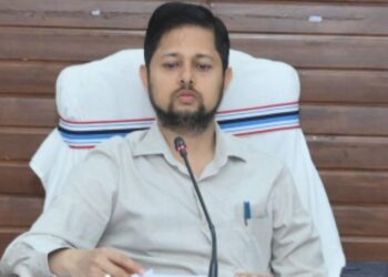 पंचायतों में अविवादित, नामांतरण, बंटवारा प्रकरण पंजीयन में प्रगति लाये- कलेक्टर अभिजीत सिंह