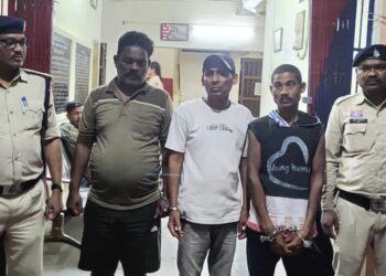 मकान में देह व्यापार कराते 03 आरोपी गिरफ्तार: दो युवक और दो युवती आपत्तिजनक स्थिति में पाए गये; नगदी रकम, मोबाइल, दवाइयाँ सहित अन्य सामग्री जप्त