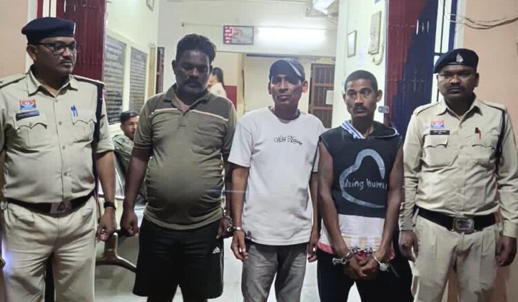 मकान में देह व्यापार कराते 03 आरोपी गिरफ्तार: दो युवक और दो युवती आपत्तिजनक स्थिति में पाए गये; नगदी रकम, मोबाइल, दवाइयाँ सहित अन्य सामग्री जप्त