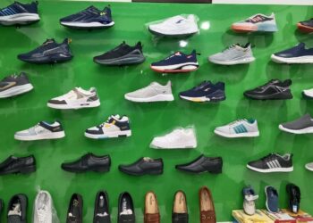 ‘एक रुपये में जूते’ का ऑफर: कई जिलों से पहुंच गए लोग, पुलिस को करना पड़ा लाठीचार्ज