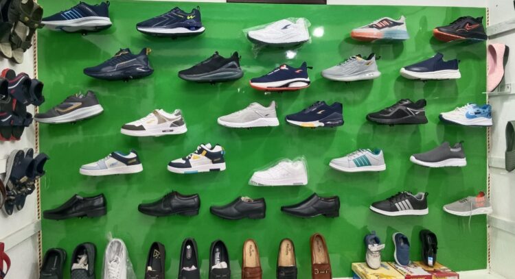 ‘एक रुपये में जूते’ का ऑफर: कई जिलों से पहुंच गए लोग, पुलिस को करना पड़ा लाठीचार्ज