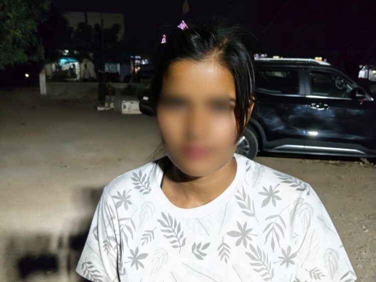 बर्थडे पार्टी के बहाने युवक को बुलाकर षडयंत्रपूर्वक उसकी महिला मित्र से शारीरिक संबंध बनाने कहकर मोबाईल छुपाकर विडियो क्लीप बनाकर ब्लैकमेलिंग करने वाली महिला गिरफ्तार