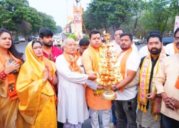 हिन्दू नववर्ष पर सेक्टर 09 चौक में लहराया विशाल भगवाध्वज, सामूहिक हनुमान चलीसा के साथ हुई महाआरती