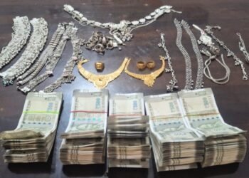 चोरी का फरार आरोपी गिरफ्तार, सोने-चांदी के जेवरात एवं नगदी सहित 6.55 लाख रुपये की संपत्ति बरामद