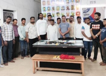 रेलवे स्टेशन के सामने जुआ खेलते 15 जुआड़ी गिरफ्तार: नगद 1.14 लाख रुपए, 15 मोबाइल और 5 मोटर सायकल जप्त