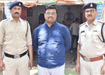 “लिस्टोमेनिया किचन एंड क्लब” का संचालक देर रात अवैध शराब बिक्री करते गिरफ्तार, 64 बोतल बीयर जप्त