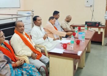 महापौर निर्मल कोसरे के हाथों स्वयं का मकान पाकर हितग्राहियों के खिले चेहरे