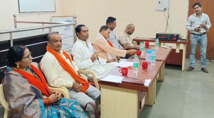 महापौर निर्मल कोसरे के हाथों स्वयं का मकान पाकर हितग्राहियों के खिले चेहरे