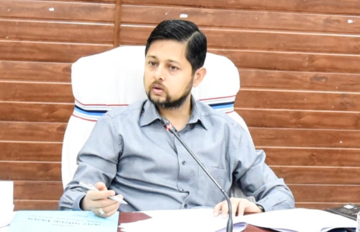 कलेक्टर अभिजीत सिंह ने 25 गांवों में जमीन खरीदी बिक्री पर लगाया प्रतिबंध