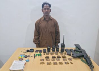 8 लाख रुपए के ईनामी माओवादी ने AK-47 के साथ किया आत्मसमर्पण