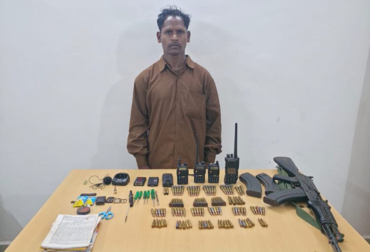 8 लाख रुपए के ईनामी माओवादी ने AK-47 के साथ किया आत्मसमर्पण