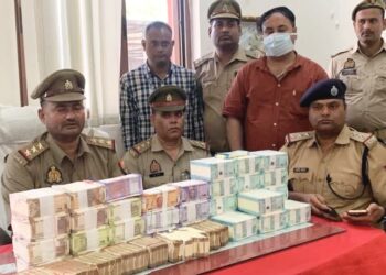 रेल्वे स्टेशन पर 16 लाख रुपए के नये नोटों के साथ पकड़ा गया कॉस्मेटिक व्यापारी