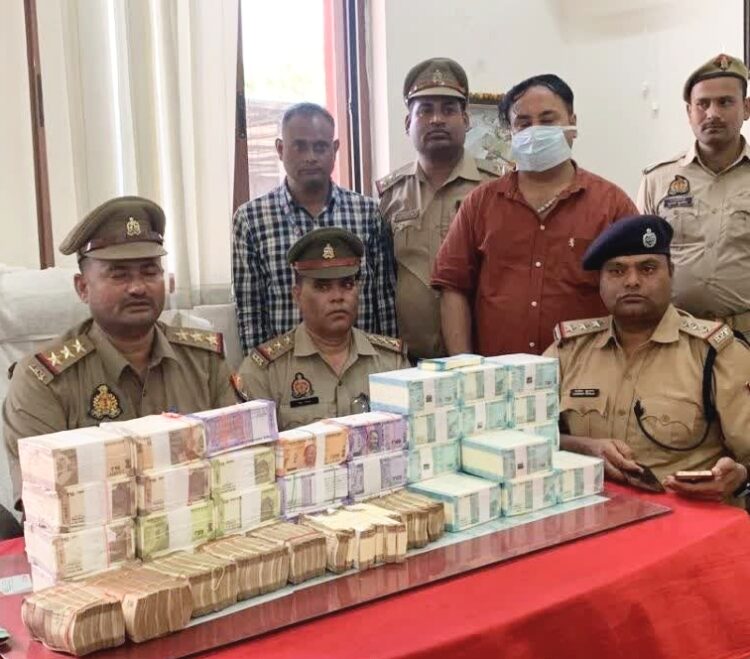 रेल्वे स्टेशन पर 16 लाख रुपए के नये नोटों के साथ पकड़ा गया कॉस्मेटिक व्यापारी