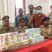 रेल्वे स्टेशन पर 16 लाख रुपए के नये नोटों के साथ पकड़ा गया कॉस्मेटिक व्यापारी