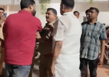 सांसद और थाना प्रभारी में बीच सड़क पर हुई तू-तू मैं-मैं, गुस्साए सांसद आमरण अनशन पर बैठे